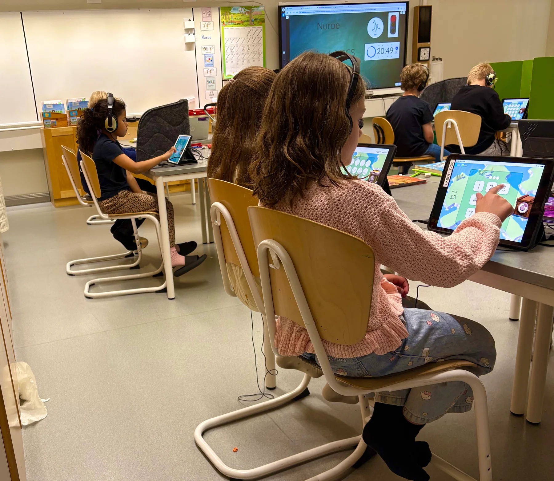 Elev tränar med Nuroe på surfplatta i klassrummet