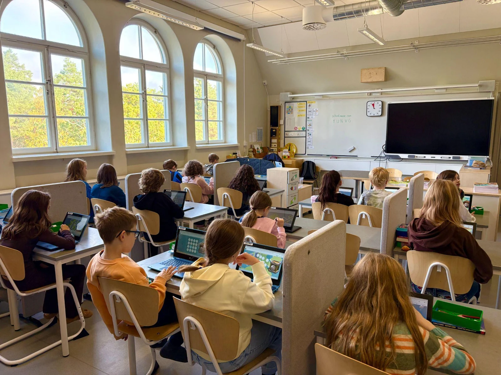 En hel klass tränar tillsammans på Eriksskolan
