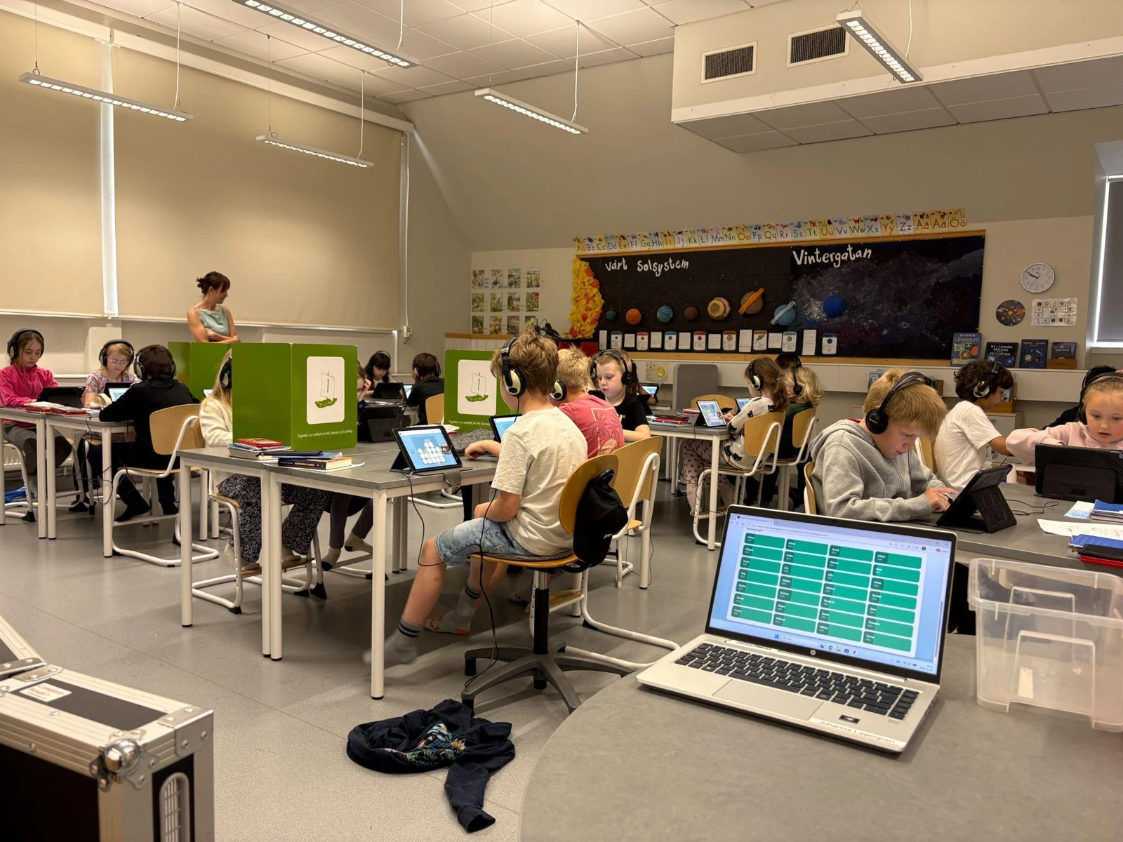 Läraren och klassen med dashboarden på datorn i förgrunden